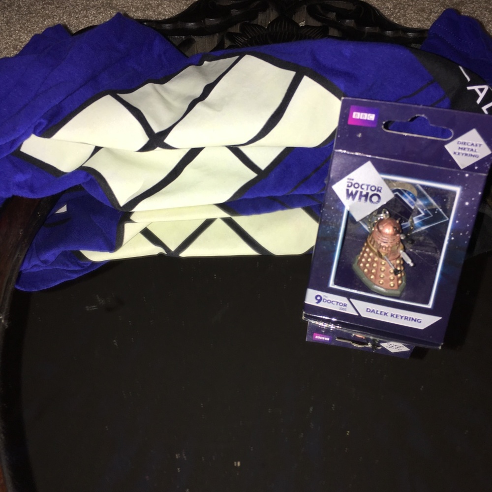 NWOT- Dr. Who T- Shirt glo in dark & Diecast Dalek available only in UK